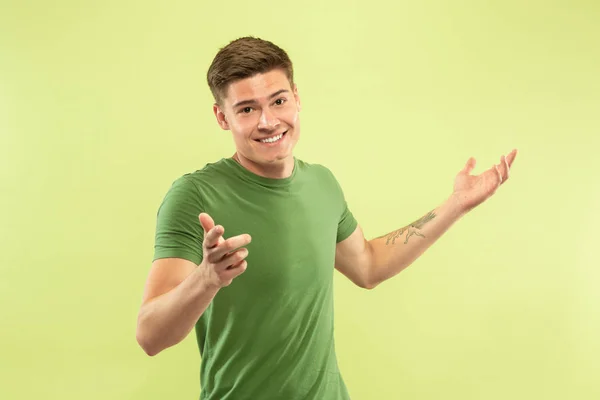 Caucásico joven mans media longitud retrato sobre fondo verde —  Fotos de Stock