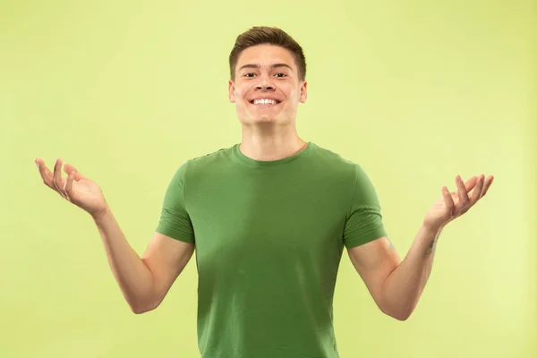 Caucásico joven mans media longitud retrato sobre fondo verde — Foto de Stock