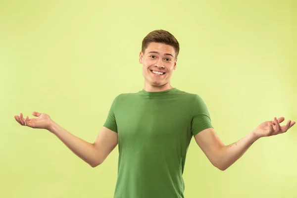 Caucásico joven mans media longitud retrato sobre fondo verde —  Fotos de Stock