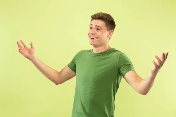 Caucásico joven mans media longitud retrato sobre fondo verde —  Fotos de Stock