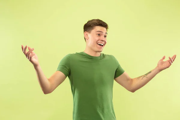 Caucásico joven mans media longitud retrato sobre fondo verde —  Fotos de Stock