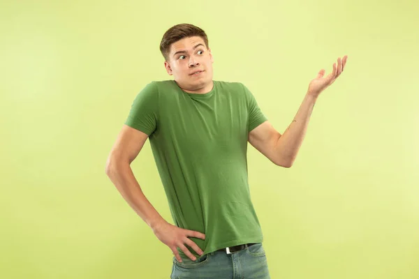 Caucásico joven mans media longitud retrato sobre fondo verde —  Fotos de Stock