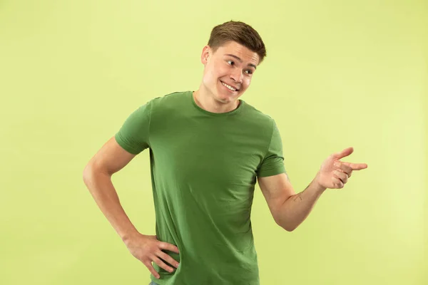 Caucásico joven mans media longitud retrato sobre fondo verde —  Fotos de Stock