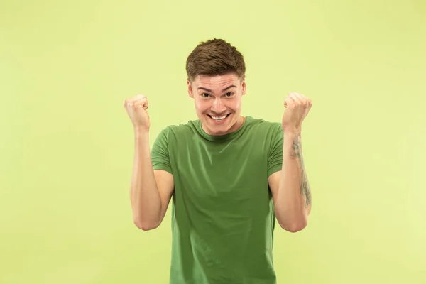 Caucásico joven mans media longitud retrato sobre fondo verde —  Fotos de Stock