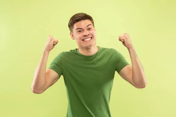 Caucásico joven mans media longitud retrato sobre fondo verde —  Fotos de Stock