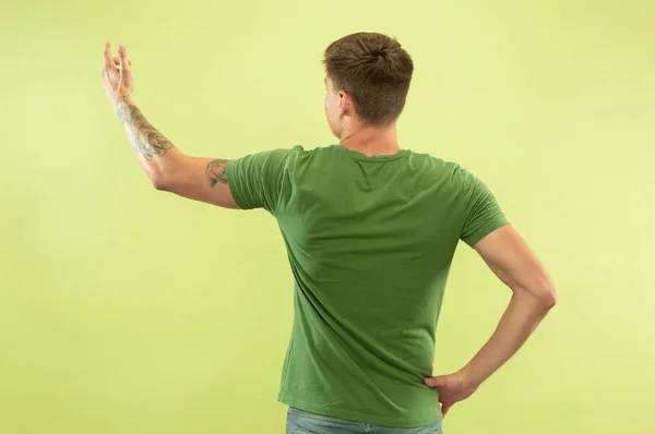 Caucásico joven mans media longitud retrato sobre fondo verde — Foto de Stock