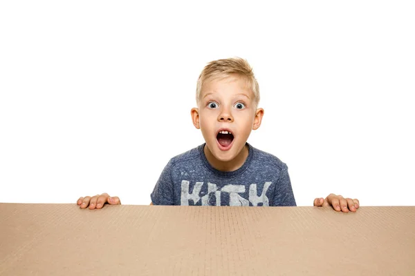 Lindo niño abriendo el paquete postal más grande —  Fotos de Stock