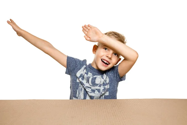 Söt liten pojke som öppnar det största post paketet — Stockfoto