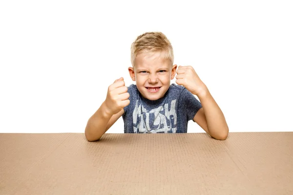 Lindo niño abriendo el paquete postal más grande —  Fotos de Stock