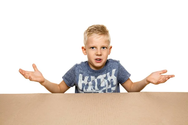 Lindo niño abriendo el paquete postal más grande —  Fotos de Stock