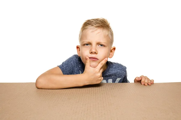 Lindo niño abriendo el paquete postal más grande —  Fotos de Stock