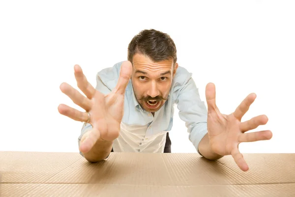 Joven abriendo el paquete postal más grande aislado en blanco — Foto de Stock