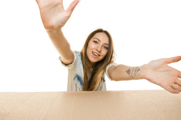 Junge Frau öffnet das größte Postpaket isoliert auf weiß — Stockfoto