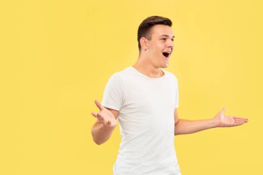 Sarı arka plan üzerinde Kafkas genç adamyarım uzunlukta portre