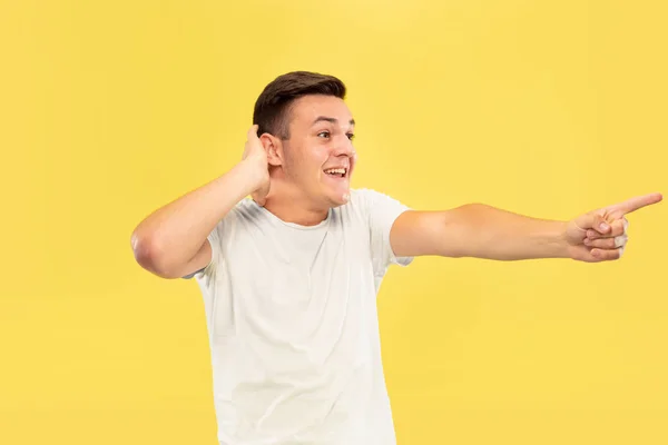 Kaukasische junge Männer halblanges Porträt auf gelbem Hintergrund — Stockfoto