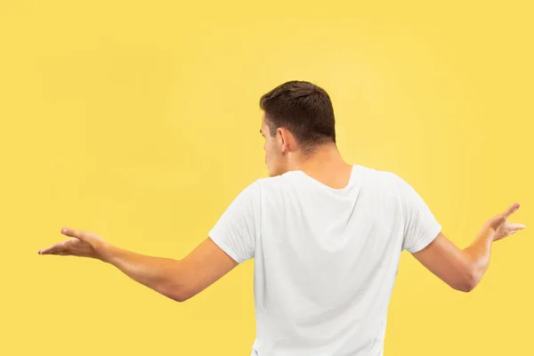 Caucásico joven mans media longitud retrato sobre fondo amarillo — Foto de Stock