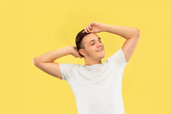 Caucásico joven mans media longitud retrato sobre fondo amarillo —  Fotos de Stock