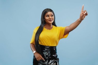 Afro-Amerikalı genç kadınların mavi arka planda yarım boy portresi