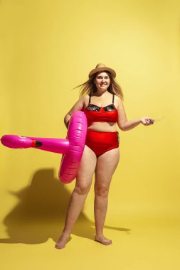 Genç kafkas artı size kadın modelleri beach resort için hazırlanıyor