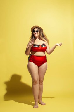 Genç kafkas artı size kadın modelleri beach resort için hazırlanıyor