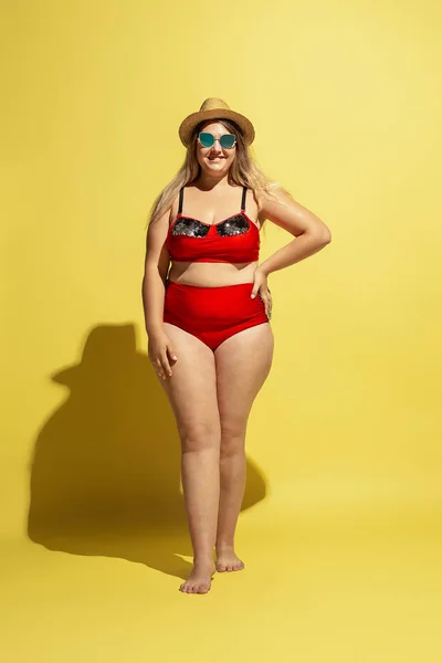 Joven caucásico más el tamaño de los modelos femeninos preparándose para el resort de playa —  Fotos de Stock