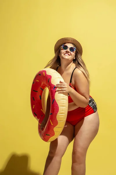 Young caucasian plus size female models preparing for beach resort — Stock Photo, Image