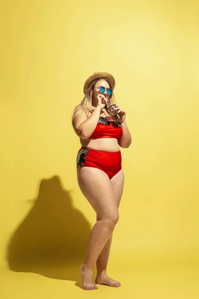 Jovem caucasiano plus size modelos femininos se preparando para resort de praia — Fotografia de Stock