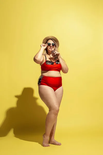 Junge kaukasische Plus-Size-Models bereiten sich auf Strandurlaub vor — Stockfoto