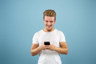 Mavi arka plan üzerinde Kafkas genç adam yarım uzunlukta portre