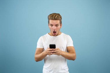 Mavi arka plan üzerinde Kafkas genç adam yarım uzunlukta portre