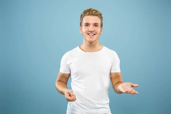 Branco jovem homem meia-comprimento retrato no fundo azul — Fotografia de Stock