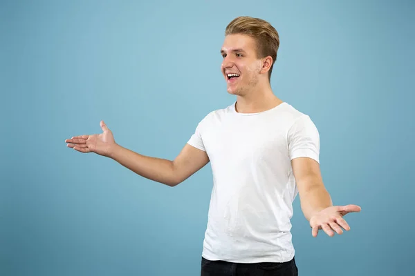 Branco jovem homem meia-comprimento retrato no fundo azul — Fotografia de Stock