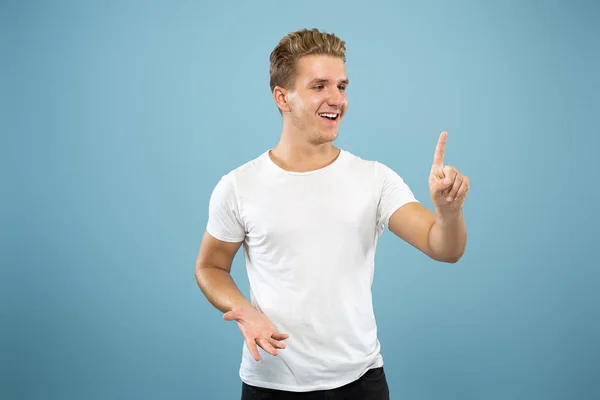 Blanc jeunes hommes demi-longueur portrait sur fond bleu — Photo