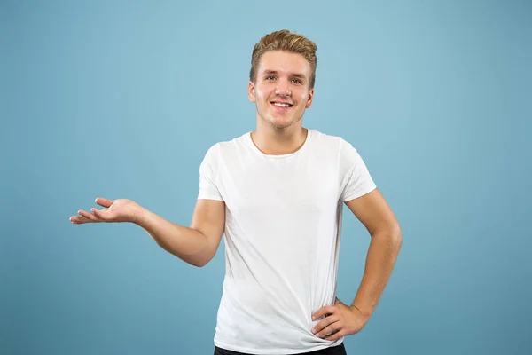 Branco jovem homem meia-comprimento retrato no fundo azul — Fotografia de Stock