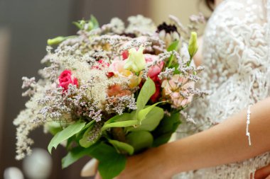 Beyaz romantik genç gelin şehirde evliliğini kutluyor