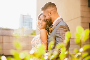 Beyaz romantik genç çift şehirde evliliklerini kutluyor