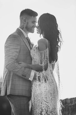 Beyaz romantik genç çift şehirde evliliklerini kutluyor