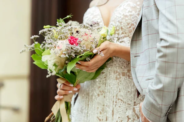 Casal jovem romântico caucasiano comemorando seu casamento na cidade — Fotografia de Stock