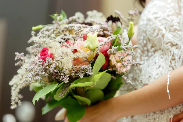 街で彼の結婚を祝う白人ロマンチックな若い花嫁 — ストック写真