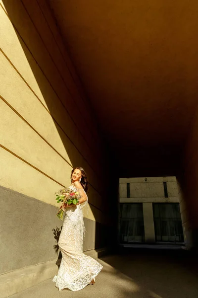 Caucásico romántico joven novio celebrando su matrimonio en la ciudad — Foto de Stock