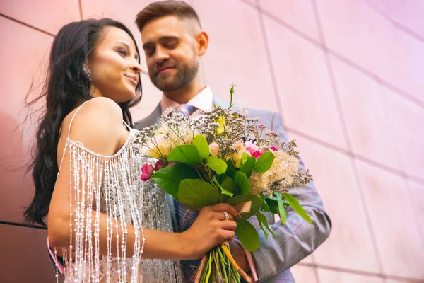 Kaukázusi romantikus ifjú pár ünneplik a házasságot a városban — Stock Fotó