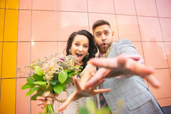 Caucásico romántico joven pareja celebrando su matrimonio en la ciudad — Foto de Stock