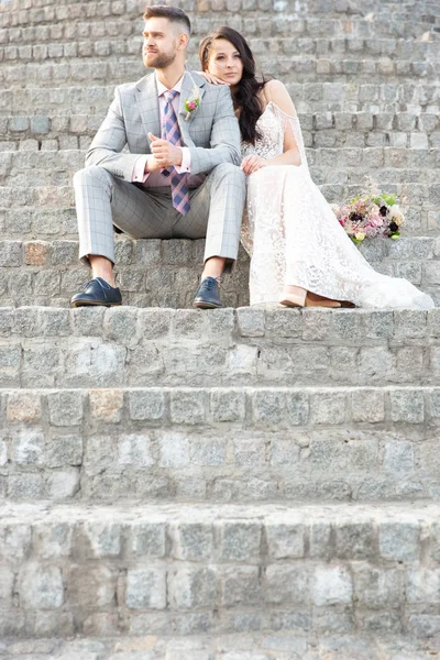 Caucásico romántico joven pareja celebrando su matrimonio en la ciudad — Foto de Stock