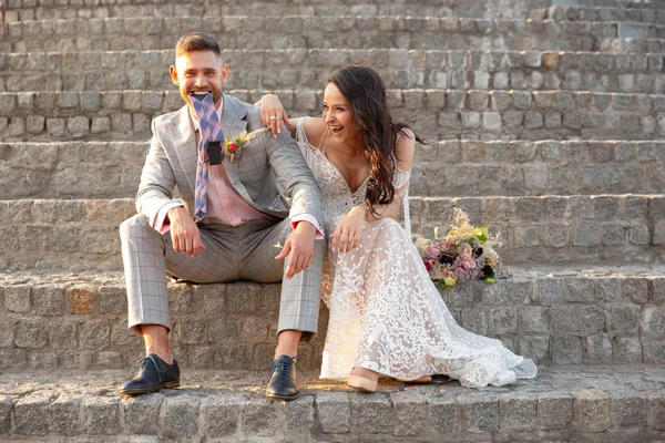 Caucásico romántico joven pareja celebrando su matrimonio en la ciudad — Foto de Stock