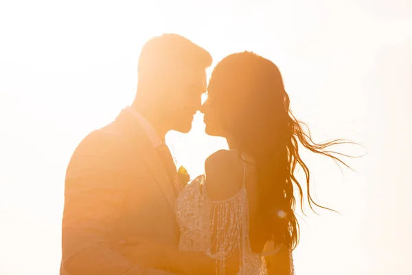 Kaukasisch romantisch jong paar vieren hun huwelijk in stad — Stockfoto