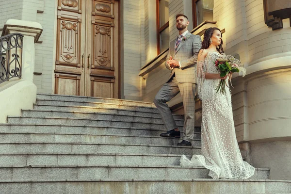 Caucasian romantic young couple celebrating their marriage in city — Stock Photo, Image