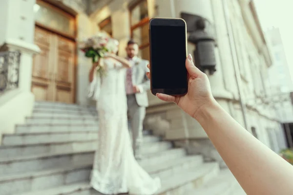 Caucasiano jovem noiva romântica comemorando seu casamento na cidade — Fotografia de Stock