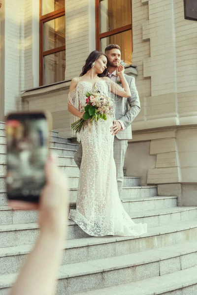 Кавказская романтическая молодая невеста празднует свой брак в городе — стоковое фото