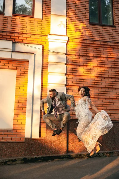 Caucasian romantic young couple celebrating their marriage in city — Stock Photo, Image