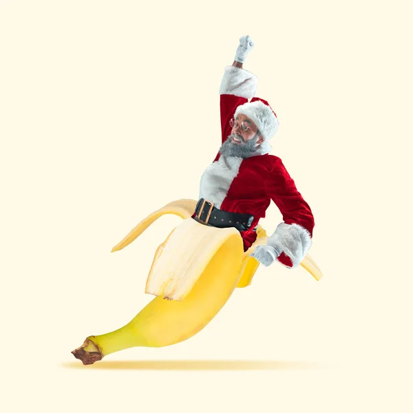 Happy Christmas Santa Claus on yellow studio background — Stock Photo, Image